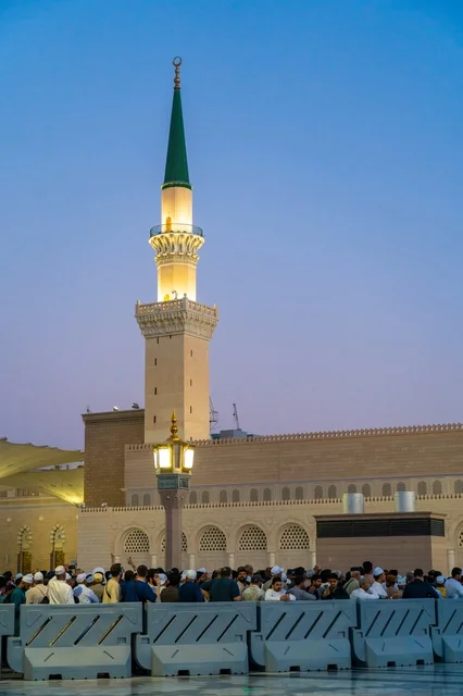 مئذنة المسجد النبوي الشريف في المدينة المنورة ليلاً