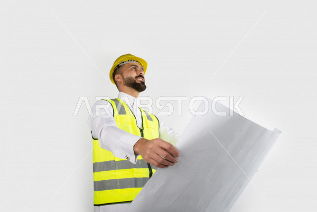 بورتريه رجل مهندس سعودي عربي ،  مهندس ماهر محترف في المخططات ، رجل مهندس خليجي ، خلفية بيضاء