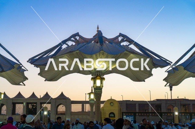 مظلات المسجد النبوي في المدينة المنورة وقت الغروب