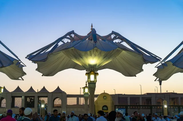 مظلات المسجد النبوي في المدينة المنورة وقت الغروب