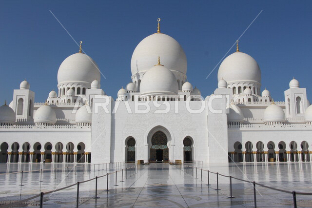 جامع الشيخ زايد بن سلطان آل نهيان في أبوظبي بدولة الإمارات العربية المتحدة ، مسجد الشيخ زايد بأبو ظبي ، العبادة والتقرب الى الله ، الفن الاسلامي المعماري في الإمارات ، قبة مسجد الشيخ زايد الكبير