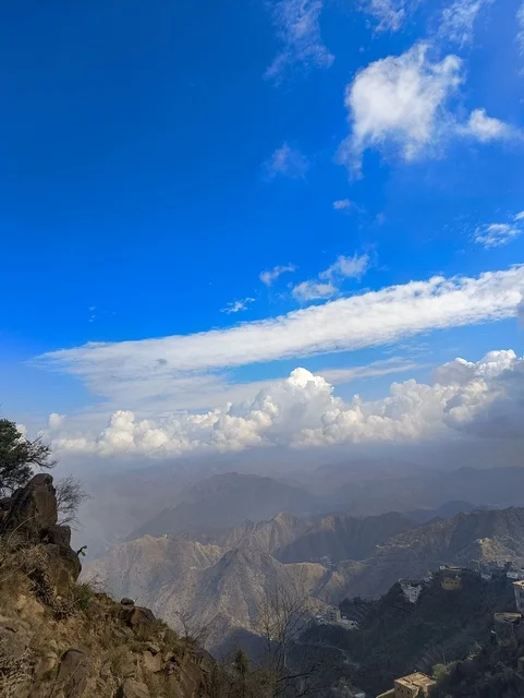 جبال جازان في السعودية تحت السماء الزرقاء