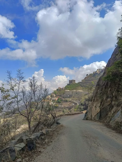 طريق جبلي متعرج في مرتفعات جازان السعودية