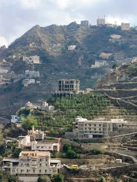 مباني جبلية في جازان السعودية مع مدرجات خضراء