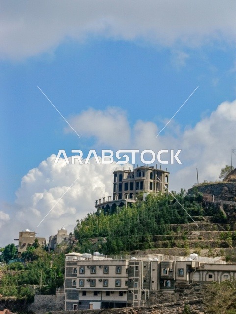 مبنى قيد الإنشاء فوق جبال جازان في السعودية