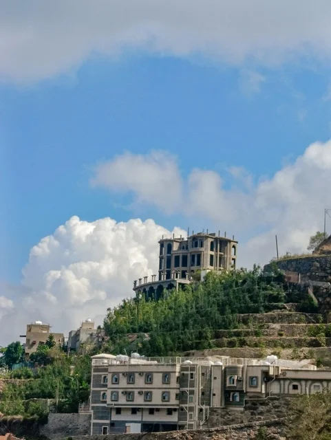 مبنى قيد الإنشاء فوق جبال جازان في السعودية