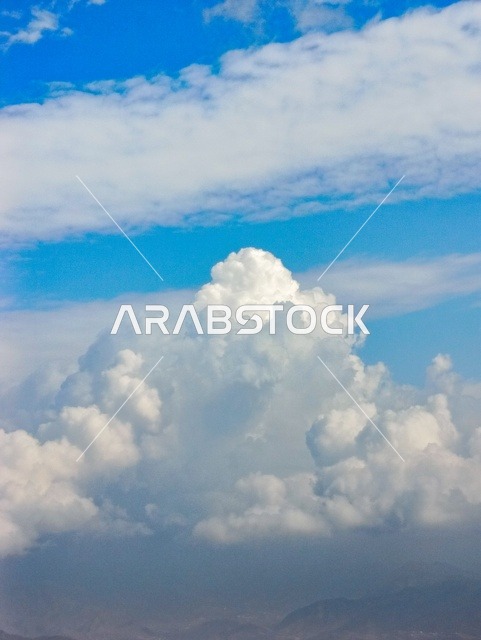 سحب ركامية بيضاء في سماء منطقة جازان السعودية نهارا