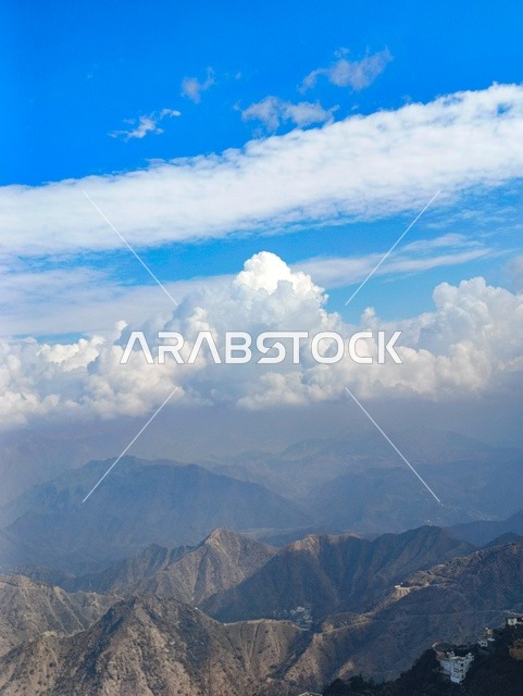 قمم جبال جازان السعودية مع السحب والغيوم