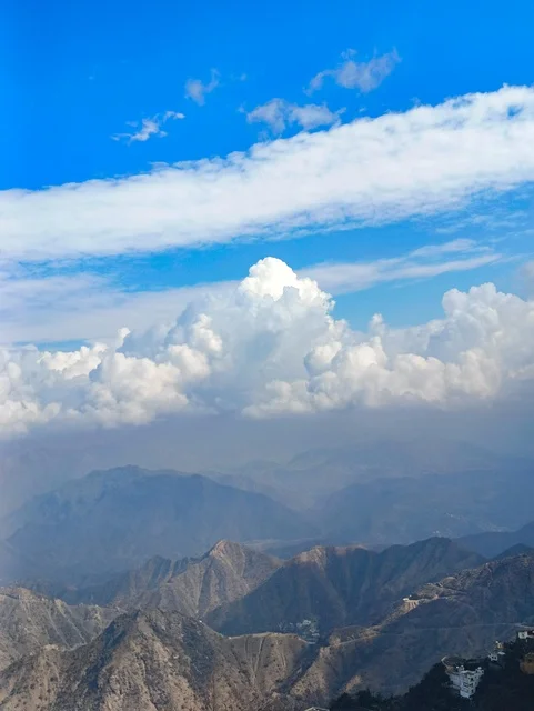 قمم جبال جازان السعودية مع السحب والغيوم