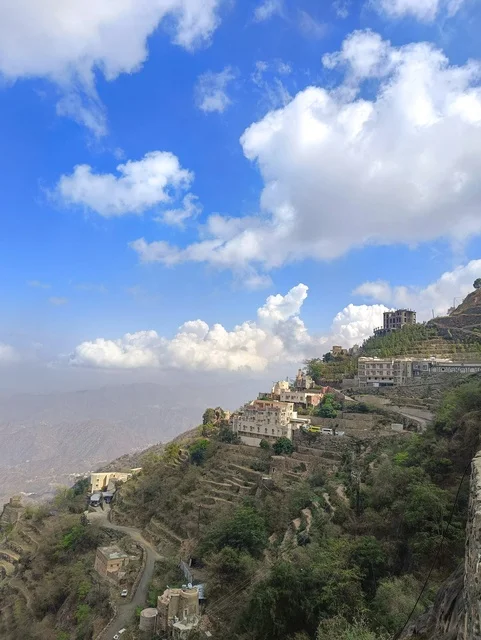 قرية جبلية ومدرجات زراعية في جازان