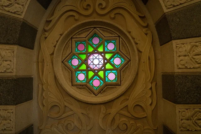 نافذة زجاج ملون في المسجد النبوي المدينة المنورة