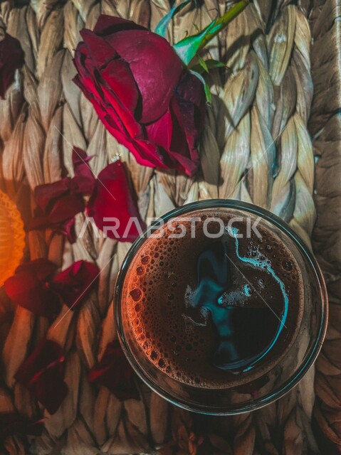 صورة من أعلى لكوب قهوة ساخنة بجانبة وردة جوري ، مشروبات ساخنة ، القهوة ، مشروب القهوة الساخن ، أفكار للتزيين ، ضيافة وإستقبال ، فن التصوير بشكل إحترافي