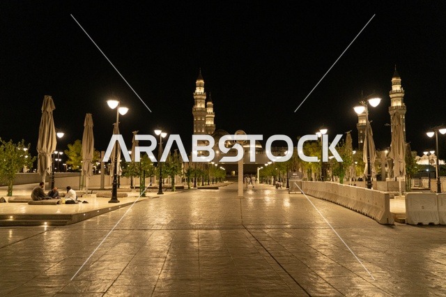 مسجد قباء والممشى المحيط في المدينة المنورة ليلاً