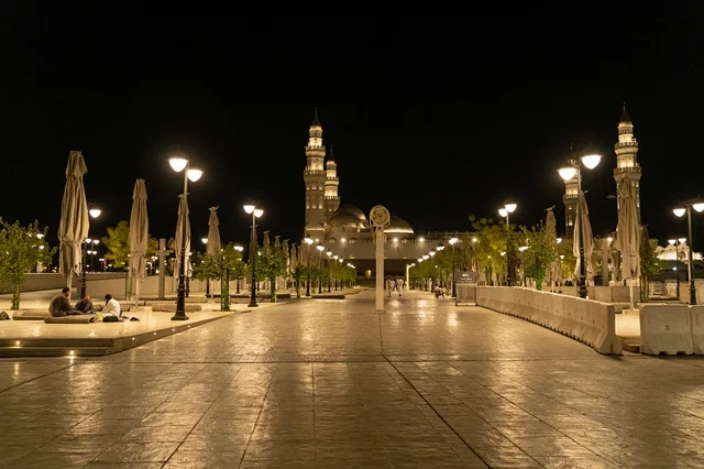 مسجد قباء والممشى المحيط في المدينة المنورة ليلاً