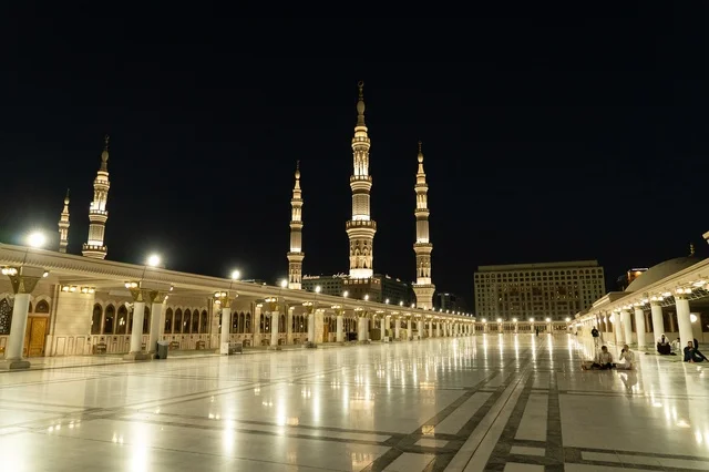 ساحات المسجد النبوي المدينة المنورة ليلاً