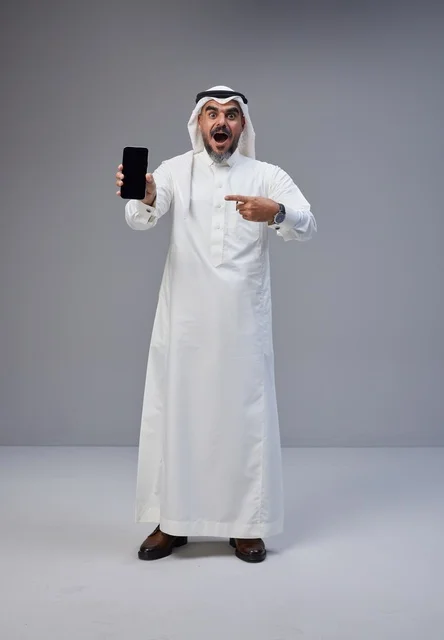 رجل سعودي يحمل هاتف ذكي بشاشة فارغة