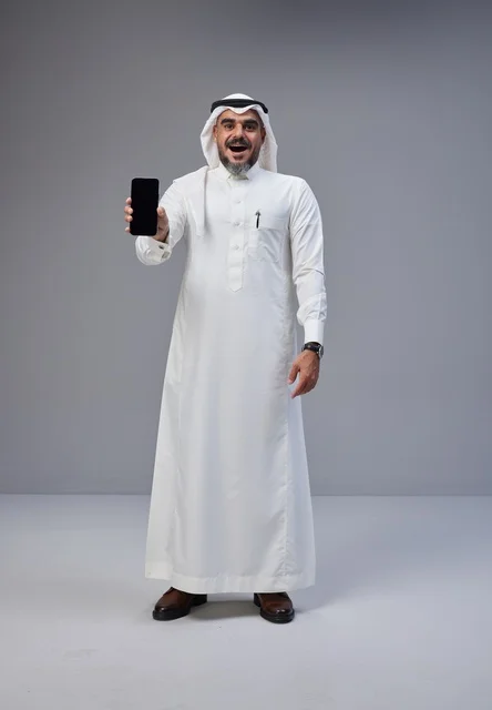 رجل سعودي يحمل هاتف ذكي بشاشة فارغة رجل سعودي يحمل هاتف ذكي بشاشة فارغة