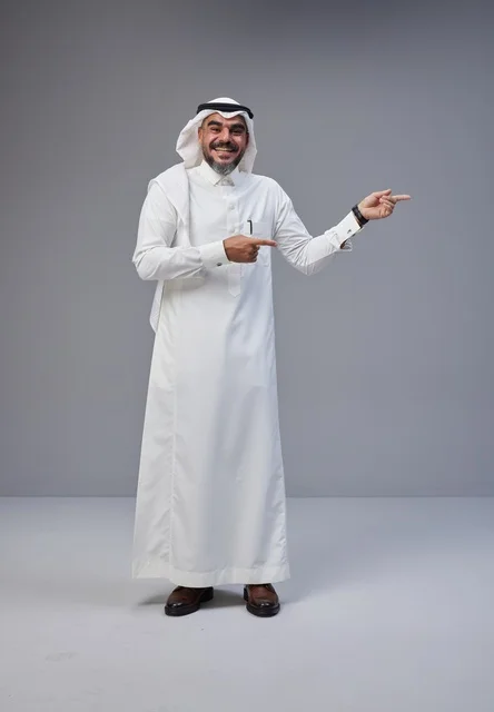 رجل سعودي بالزي التقليدي يشير بيده في الاستوديو