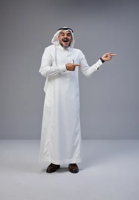 رجل سعودي بالزي التقليدي يشير بحماس في الاستوديو رجل سعودي بالزي التقليدي يشير بحماس في الاستوديو