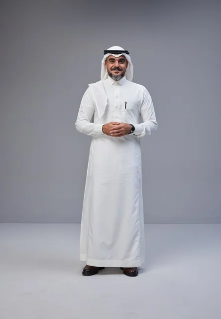 رجل سعودي بالزي التقليدي بورتريه استوديو بالكامل