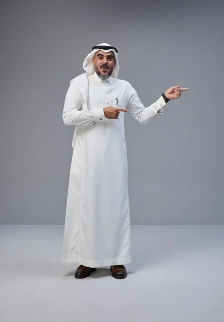 رجل سعودي يشير للجانب بتعبير وجه مندهش