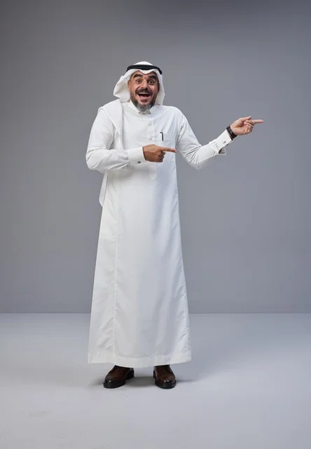 رجل سعودي بالزي التقليدي يشير في الاستوديو