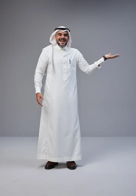 رجل سعودي بالزي التقليدي يشير بيده في الاستوديو