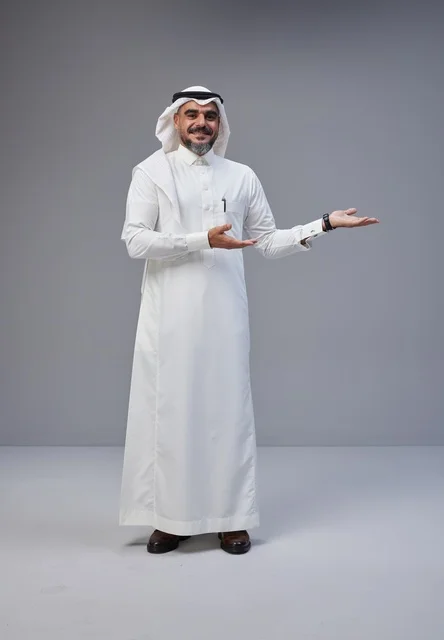 رجل سعودي بالزي التقليدي يشير بيديه للتقديم