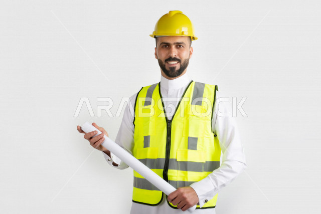 بورتريه رجل مهندس سعودي عربي ،  مهندس ماهر محترف في المخططات ، رجل مهندس خليجي ، خلفية بيضاء