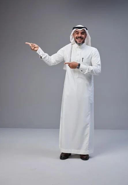 رجل سعودي بالثوب التقليدي يشير بيده داخل استوديو