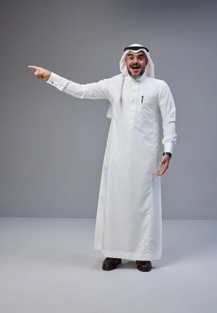 رجل سعودي بالزي التقليدي يشير بتعبير متحمس