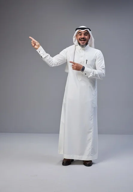 رجل سعودي بالزي التقليدي يشير بيده في الاستوديو