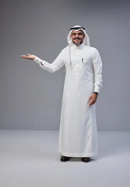 رجل سعودي يرتدي الثوب التقليدي يشير بيده في الاستوديو