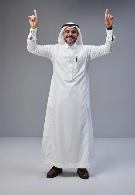 رجل سعودي بالزي التقليدي يشير إلى الأعلى