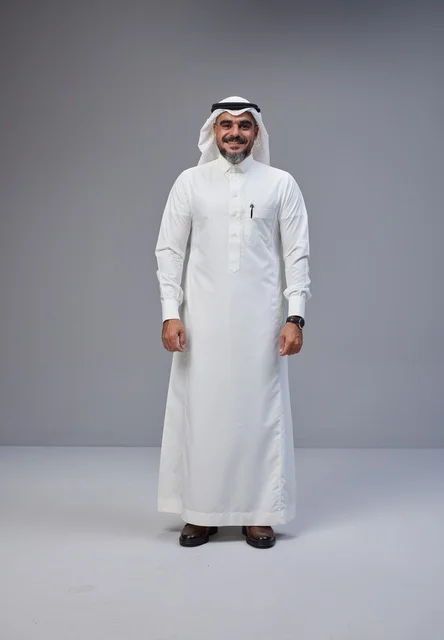 رجل سعودي بالزي التقليدي في استوديو تصوير