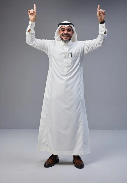 رجل سعودي بالزي التقليدي يشير للأعلى في الاستوديو