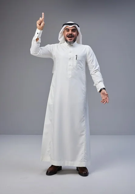 رجل سعودي بالزي التقليدي يشير للأعلى في الاستوديو