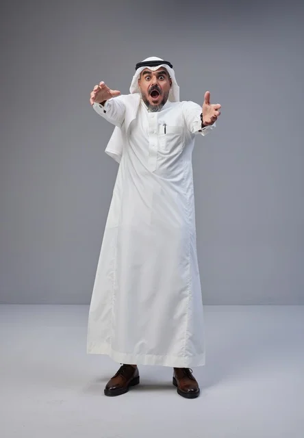 رجل سعودي بالزي التقليدي بتعبيرات وجه مصدومة
