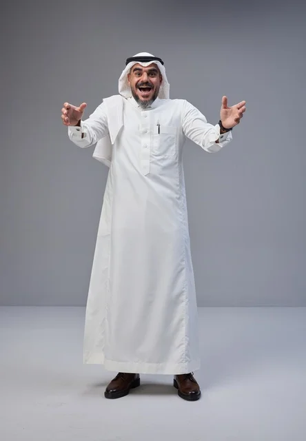 رجل سعودي بالزي التقليدي بتعبير حماسي في الاستوديو