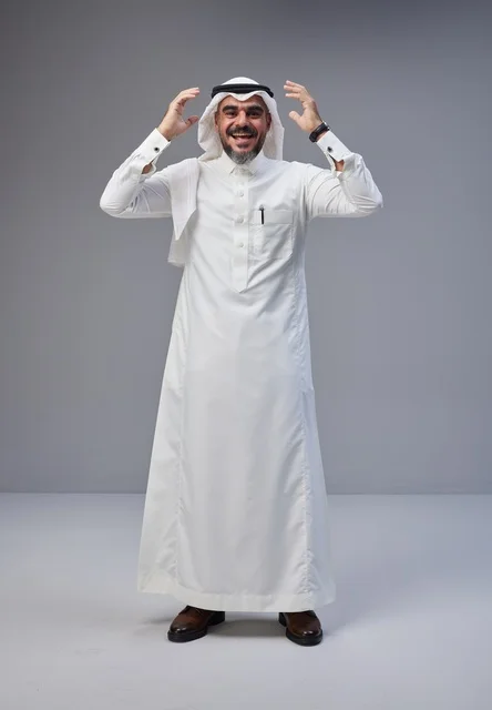 رجل سعودي بالزي التقليدي بتعبير مصدوم