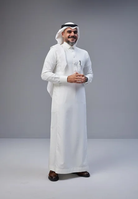 رجل سعودي بالزي التقليدي على خلفية رمادية