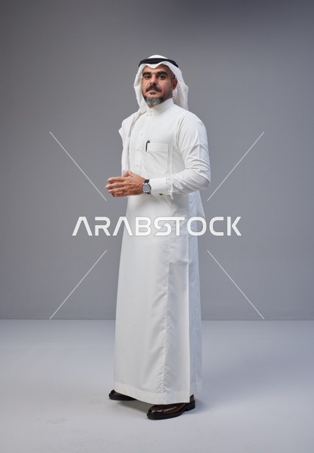 رجل سعودي بالثوب التقليدي والشماغ في استوديو