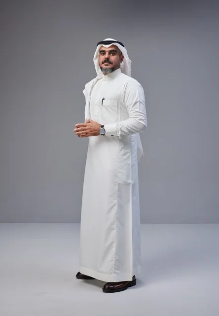 رجل سعودي بالثوب التقليدي والشماغ في استوديو