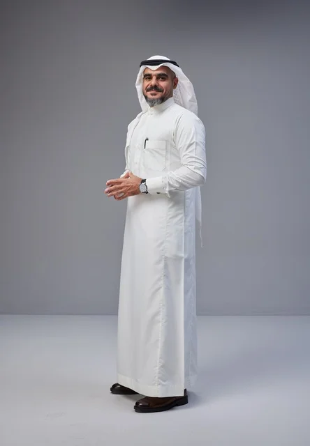 رجل سعودي بالزي التقليدي يقف في استوديو