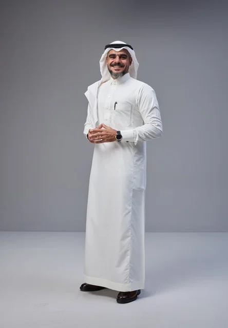 رجل سعودي بالزي التقليدي يقف في استوديو
