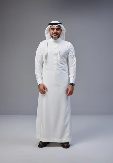 رجل سعودي بالزي التقليدي يقف في استوديو