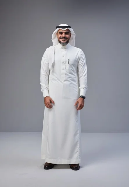 رجل سعودي بالزي التقليدي يقف في استوديو