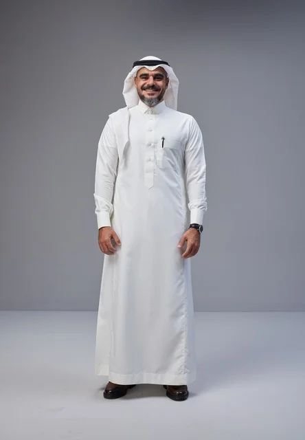 رجل سعودي بالزي التقليدي في استوديو خلفية رمادية