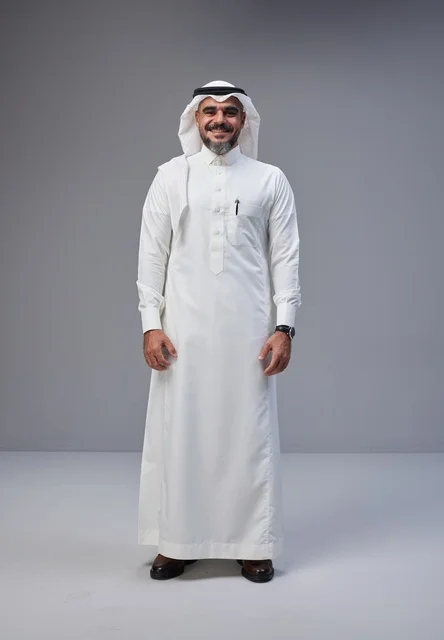 رجل سعودي بالزي التقليدي يقف في استوديو