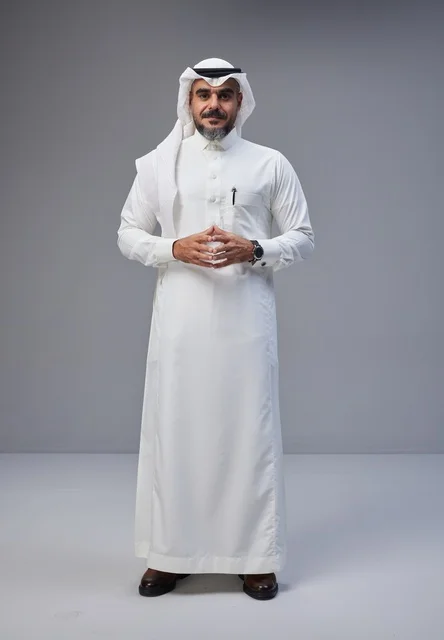 رجل سعودي بالزي التقليدي على خلفية رمادية
